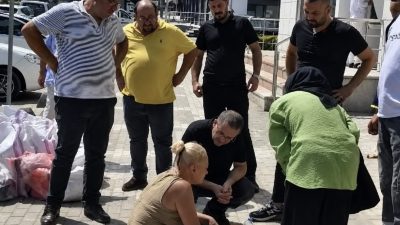 Derince’de sokakta fenalaşarak yere yığılan kadına, sağlık ekipleri olay yerine