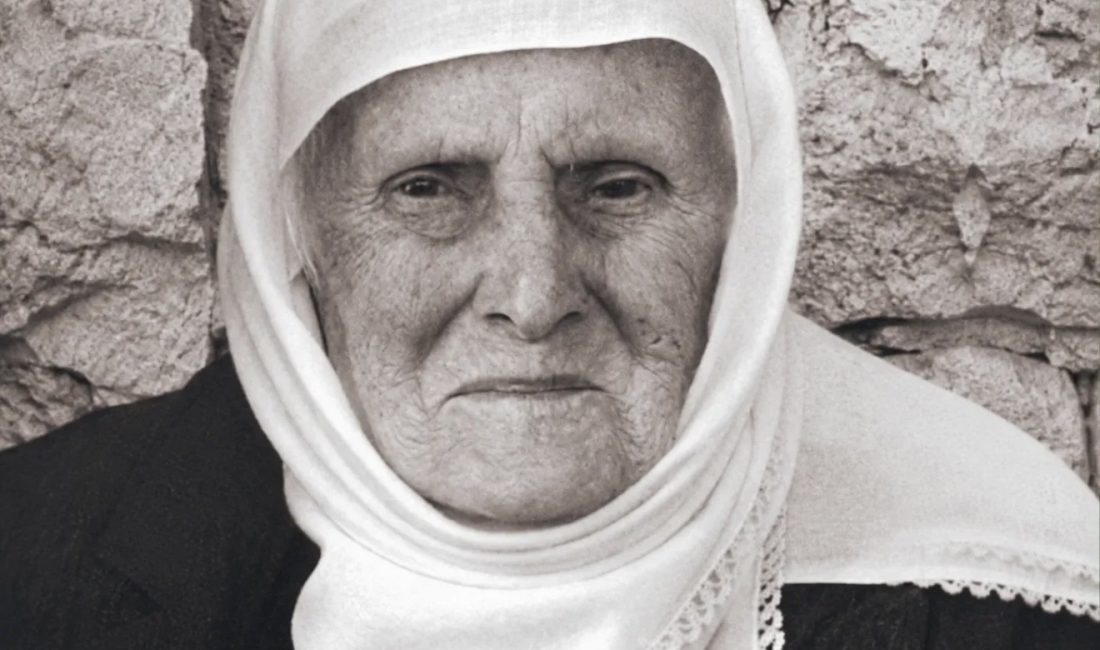 Gölcük Nüzhetiye Köyü’nün sevilen isimlerinden Zeynep Kuş, yaşlılığa bağlı rahatsızlıklar