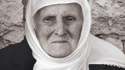 Gölcük Nüzhetiye Köyü’nün sevilen isimlerinden Zeynep Kuş, yaşlılığa bağlı rahatsızlıklar