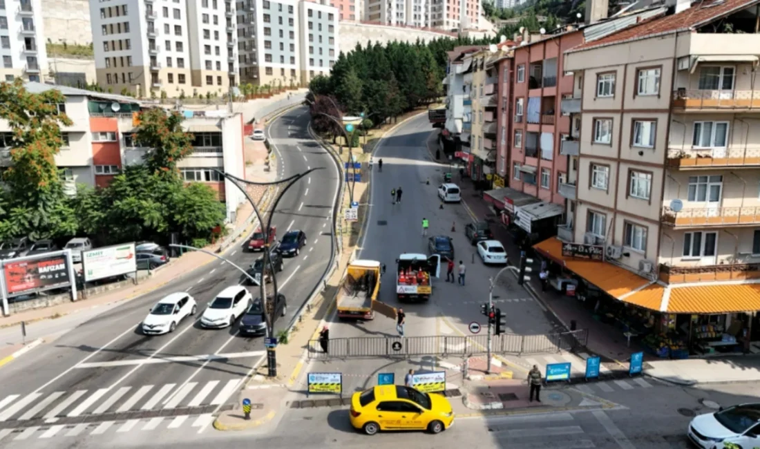 Kocaeli Büyükşehir Belediyesi’nin Gazanfer Bilge Bulvarı’nda yürüttüğü üstyapı yenileme çalışmalarında