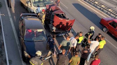 Kocaeli’nin Körfez ilçesinde D-100 Karayolu’nda meydana gelen zincirleme trafik kazasına
