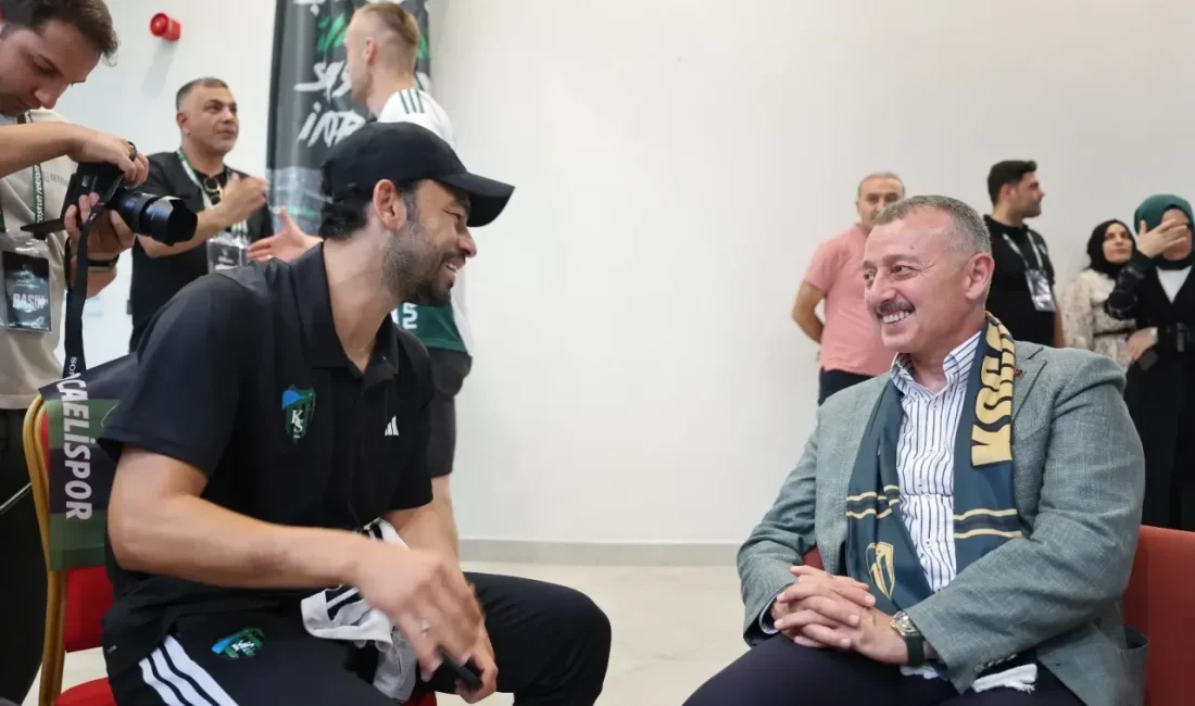 Kocaeli Büyükşehir Belediye Başkanı Tahir Büyükakın, Kocaelispor’un sezon açılışında futbolcular