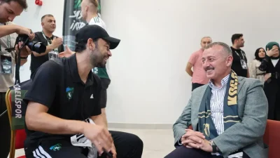 Kocaeli Büyükşehir Belediye Başkanı Tahir Büyükakın, Kocaelispor’un sezon açılışında futbolcular