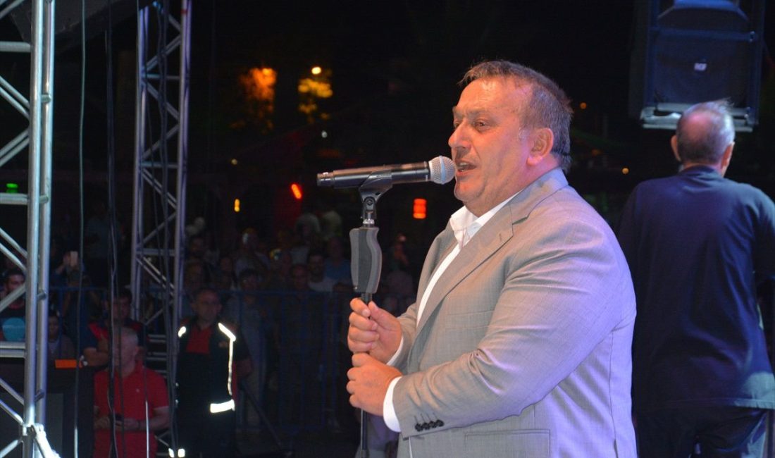 Karadeniz müziğinin sevilen sanatçısı İsmail Türüt, Derince Harikalar Sahili Gösteri