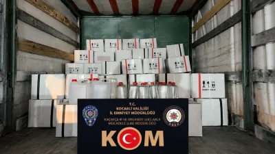 Kocaeli'nin Körfez ilçesinde düzenlenen kaçakçılık operasyonunda 2 bin 400 litre