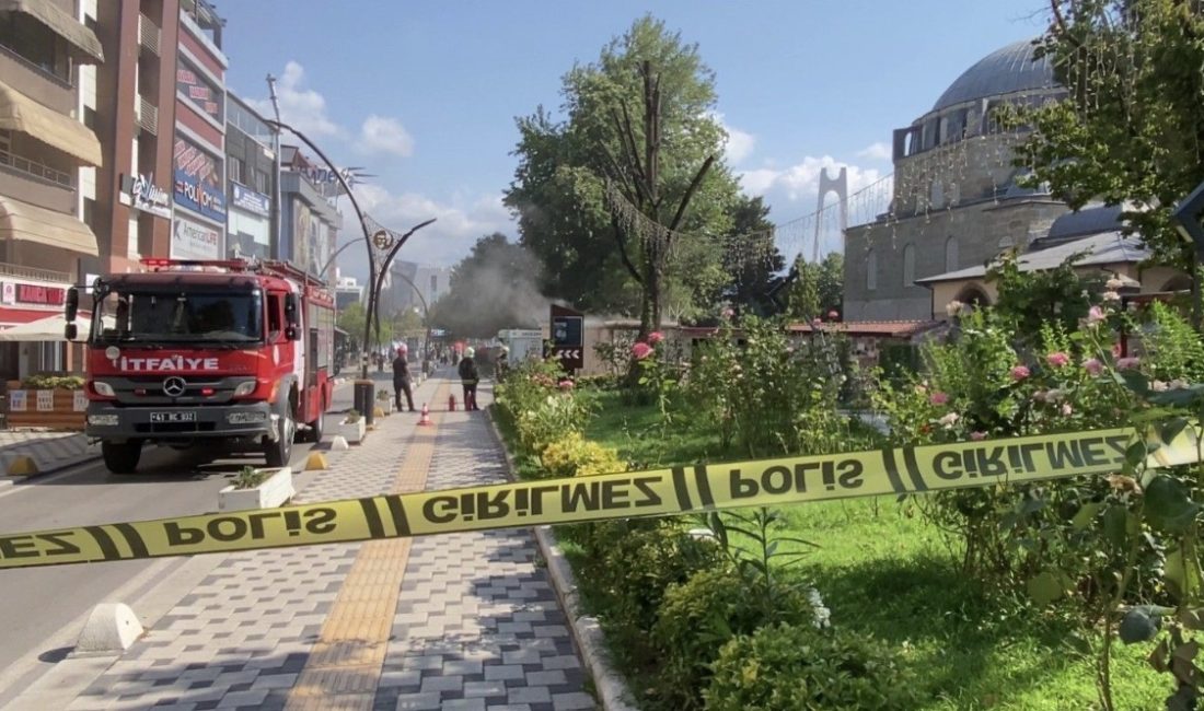  İzmit Karabaş Mahallesi’nde SEDAŞ’a ait elektrik panosundan dumanların yükselmesi