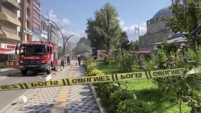  İzmit Karabaş Mahallesi’nde SEDAŞ’a ait elektrik panosundan dumanların yükselmesi