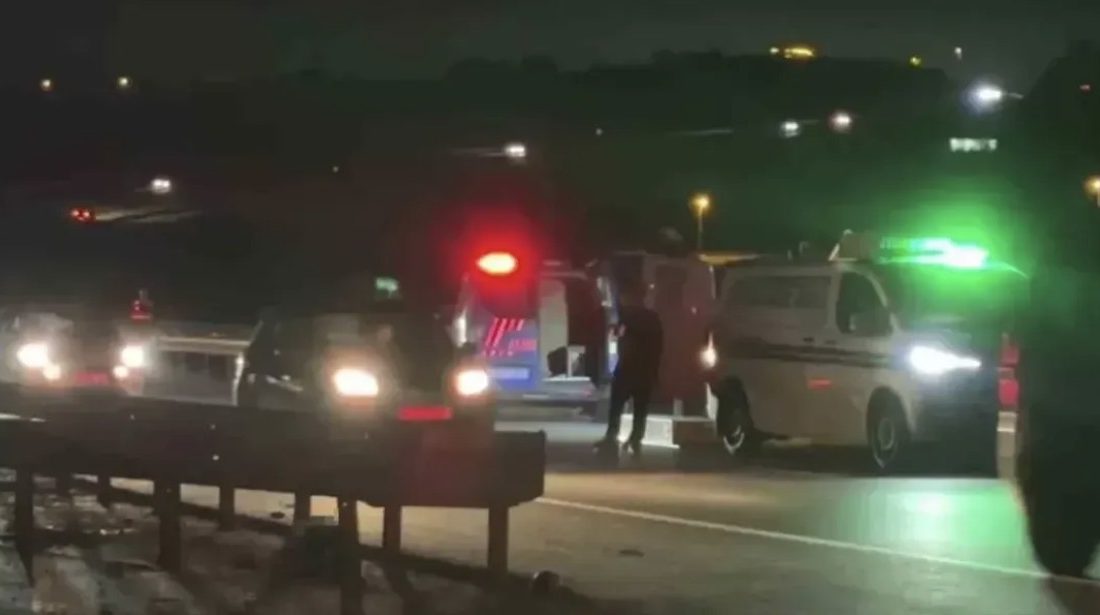 Kocaeli’nin İzmit ilçesinde kontrolden çıkarak bariyerlere çarpan motosikletin sürücüsü A.K.,