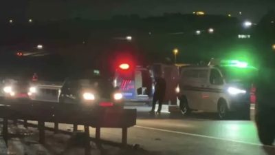 Kocaeli’nin İzmit ilçesinde kontrolden çıkarak bariyerlere çarpan motosikletin sürücüsü A.K.,