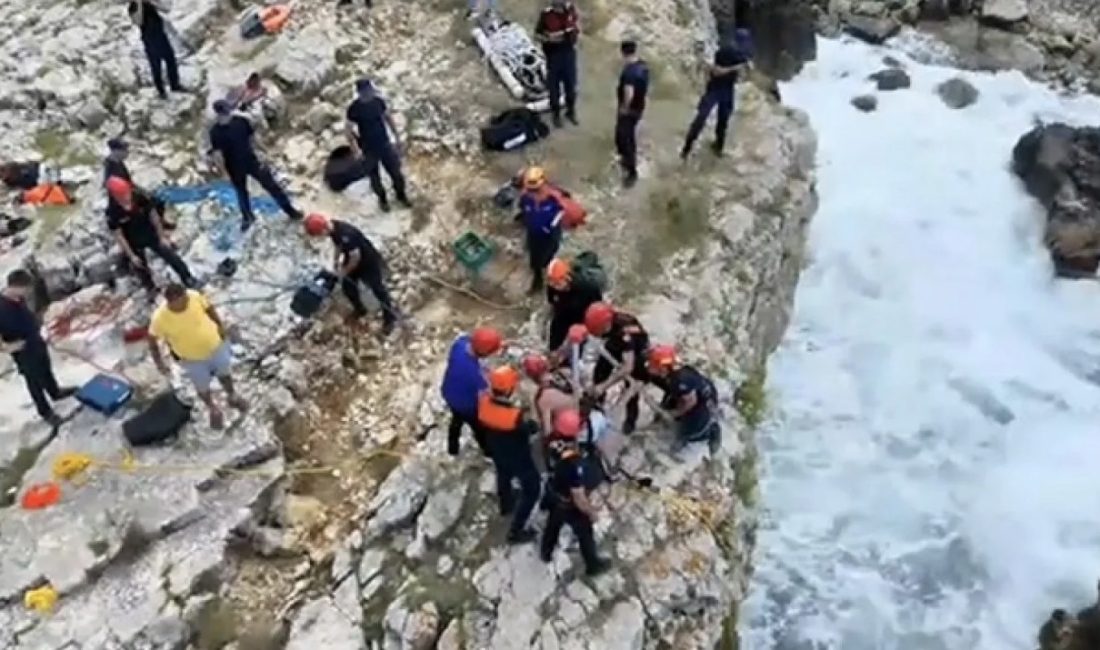 Kocaeli’nin Kandıra ilçesinde sarp kayalıklarda mahsur kalan bir kişi, itfaiye