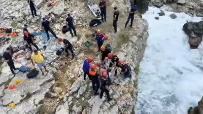 Kocaeli’nin Kandıra ilçesinde sarp kayalıklarda mahsur kalan bir kişi, itfaiye