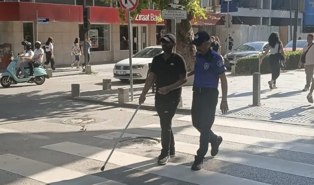 İzmit Cumhuriyet Bulvarı’nda gideceği adresi bulmakta zorlanan görme engelli vatandaşın