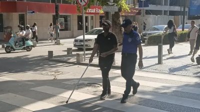 İzmit Cumhuriyet Bulvarı’nda gideceği adresi bulmakta zorlanan görme engelli vatandaşın