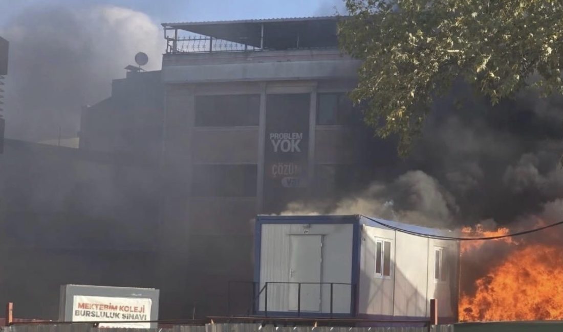 Kocaeli’nin Gebze ilçesinde bulunan tarihi bir hamamda yangın çıktı. Rüzgarın