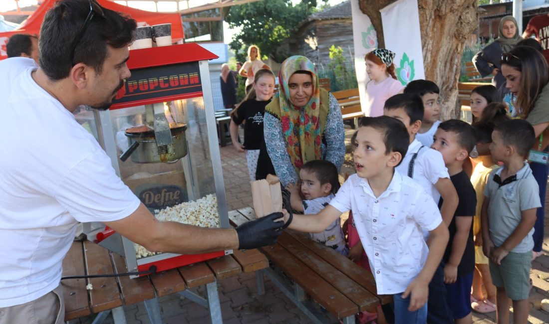 İzmit Belediyesi'nin Sepetçi Mahallesi'nde düzenlediği "Köyde Şenlik Var" etkinliği, çocuklara