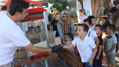 İzmit Belediyesi'nin Sepetçi Mahallesi'nde düzenlediği "Köyde Şenlik Var" etkinliği, çocuklara