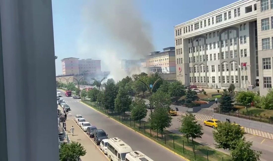 Kocaeli'nin Gebze ilçesindeki Gebze Adliyesi'nin bahçesinde bulunan güneş enerjisi panelinde