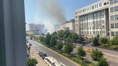 Kocaeli'nin Gebze ilçesindeki Gebze Adliyesi'nin bahçesinde bulunan güneş enerjisi panelinde