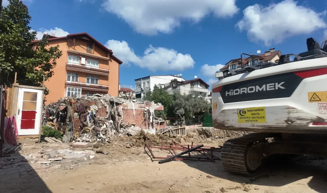 İzmit’te 4 katlı binadan gece saatlerinde gelen çatırdama sesleri mahallede