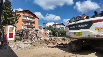 İzmit’te 4 katlı binadan gece saatlerinde gelen çatırdama sesleri mahallede