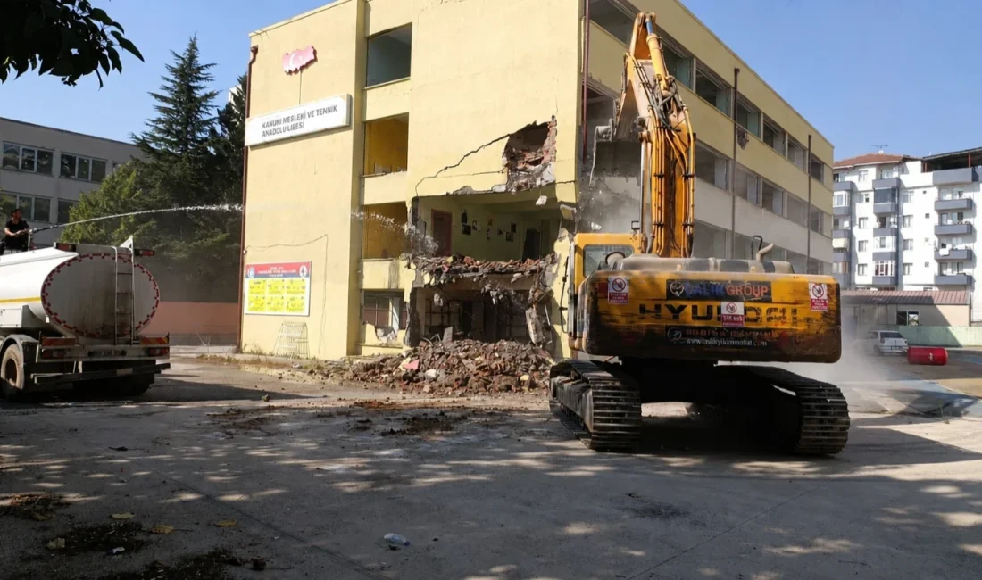 İzmit Cedit Mahallesi’nde eski Ticaret Lisesi olarak bilinen İzmit Kanuni