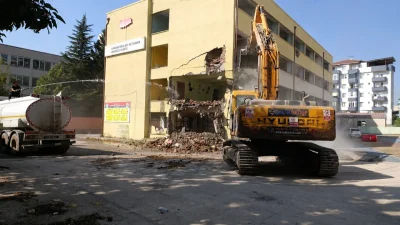 İzmit Cedit Mahallesi’nde eski Ticaret Lisesi olarak bilinen İzmit Kanuni