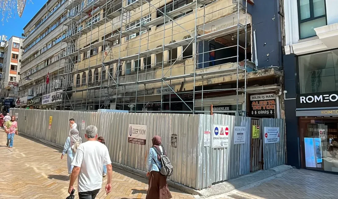 Kocaeli'nin en işlek noktalarından Fethiye Caddesi'nde bulunan Bilin Pasajı'nda yıkım