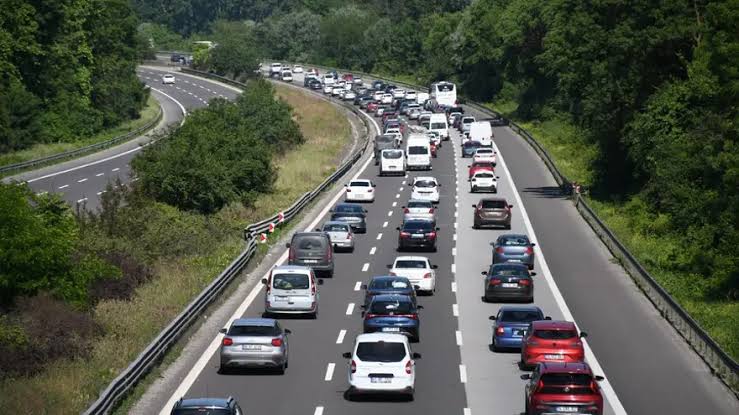 TEM Otoyolu’ndaki çalışma nedeniyle bazı bağlantıların kapanması trafiği D-100’e taşıdı.