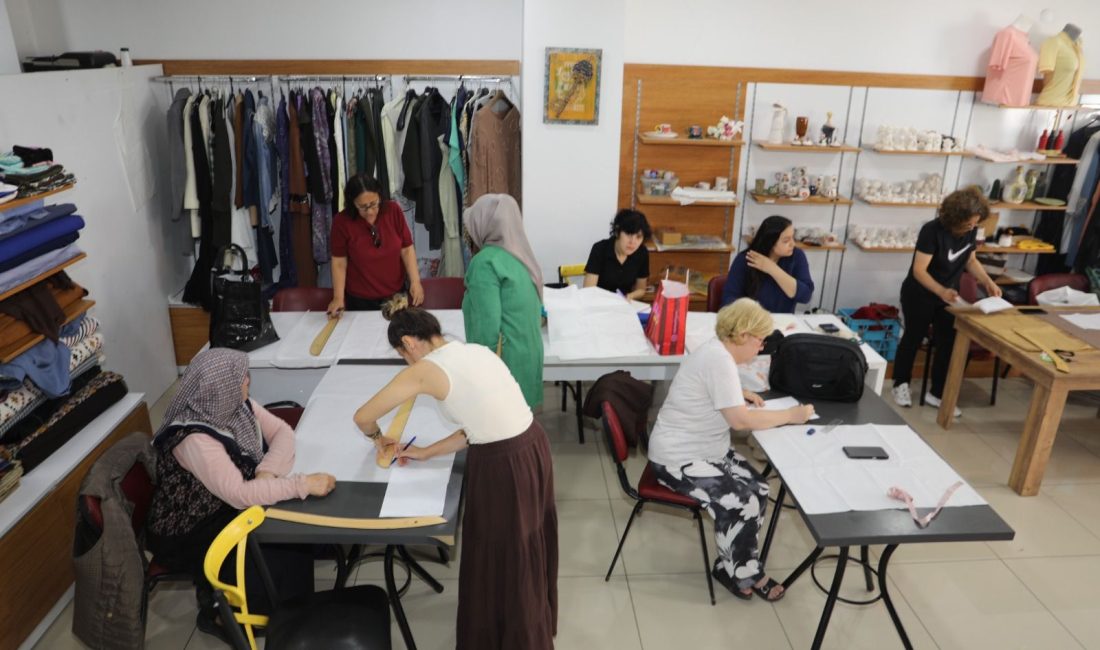 İzmit Belediyesi’nin düzenlediği yaz dönemi dikiş kursu, 30 kadına hem
