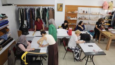 İzmit Belediyesi’nin düzenlediği yaz dönemi dikiş kursu, 30 kadına hem