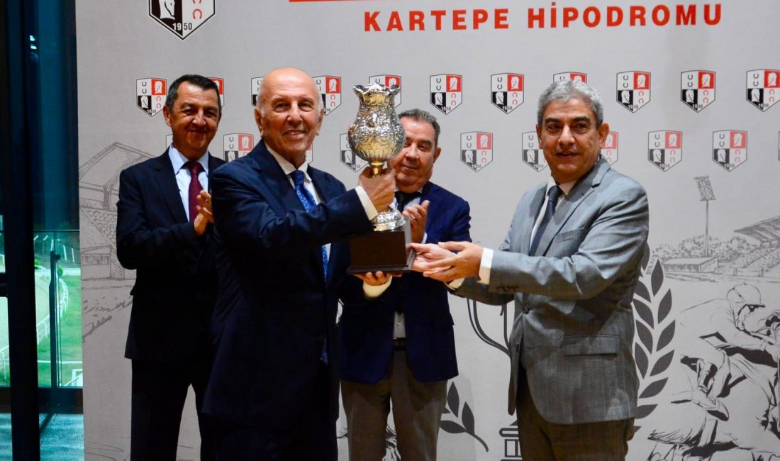 Kartepe Hipodromu’nda düzenlenen Kocaeli Vali Koşusu’nu, jokey Vedat Abiş’in bindiği