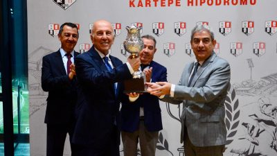 Kartepe Hipodromu’nda düzenlenen Kocaeli Vali Koşusu’nu, jokey Vedat Abiş’in bindiği