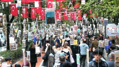 Kocaeli Kitap Fuarı öncesinde geleneksel hale gelen “Ağaçlar Kitap Açtı”