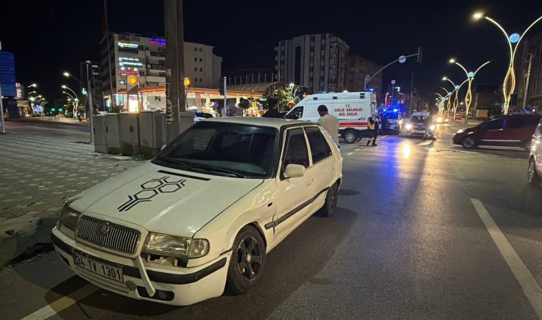 Kocaeli'nin Gebze ilçesinde iki otomobilin çarpışması sonucu yaralanan 3 kişi
