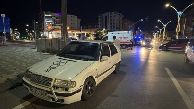 Kocaeli'nin Gebze ilçesinde iki otomobilin çarpışması sonucu yaralanan 3 kişi