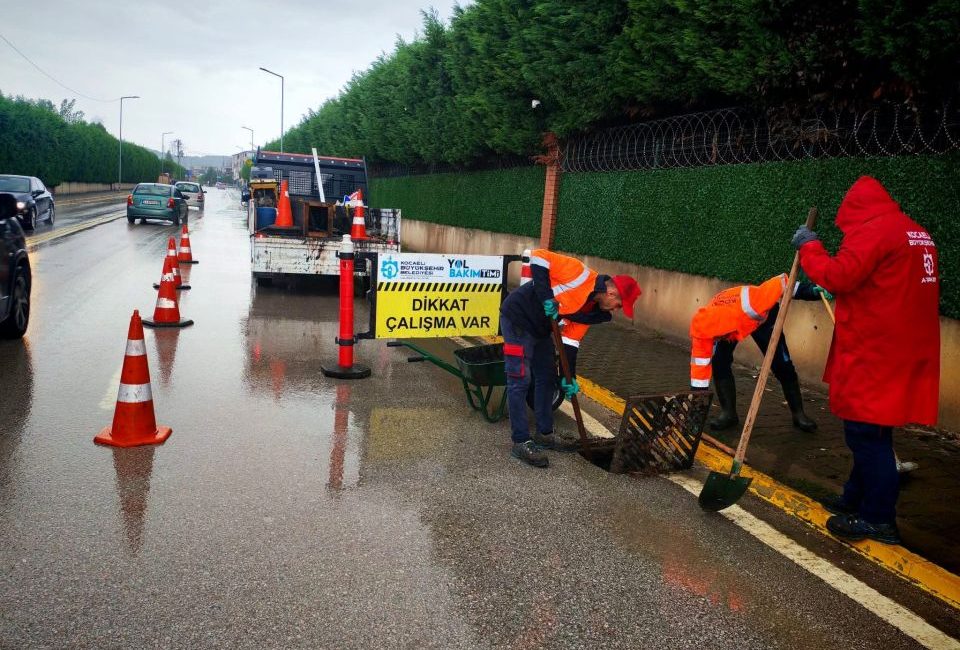 Kocaeli’de sağanak yağışın ardından temizlik mesaisi başladı. Bu kapsamda Büyükşehir