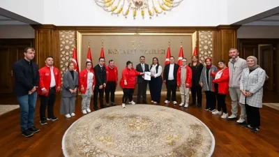Gölcük Down Sendromlular Derneği Başkanı Belgin Abanoz, beraberindeki kurum yöneticileri,